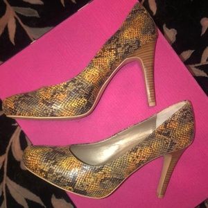 Bandolino snakeskin heels size 11, never worn!